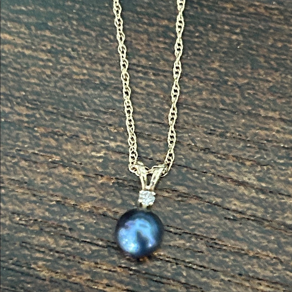 Elegant Gold and Black Pearl Necklace